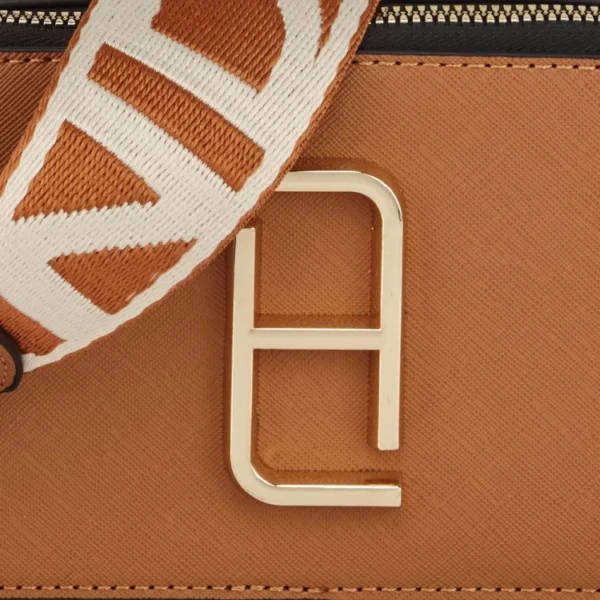 Set de Bolsa y Monedero HOLLYLAND Color Camel con Correa Estampada